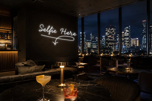 Neón Selfie aquí - selfie here - cocktail